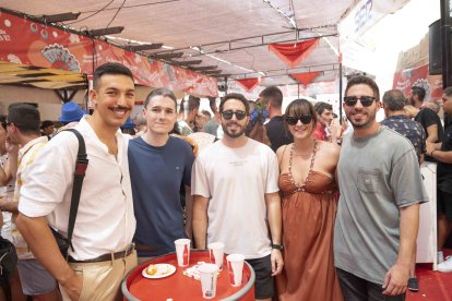 Miguel Ángel, José, Víctor, Esperanza (Málaga) y Carlos, se divirtieron en el jueves de Feria y la malagueña aseguró que le gustaban más nuestras fiestas que las de su ciudad natal.