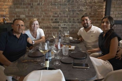 José Cobo, Ángeles Martínez, Manuel Pérez y Belén Gómez disfrutando de la mejor comida que ofrece el restaurante Alquímico.