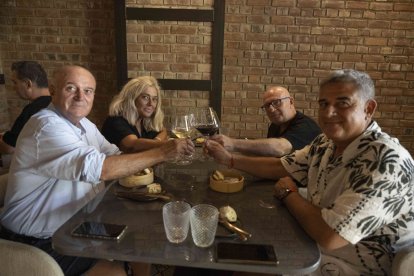 Los hermanos Guillermo, Paqui, José y Juan Plaza Picón, pasando el tiempo en familia y disfrutando de los mejores platos en Alquímico.