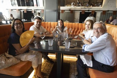 Familia García Lorca pasando el tiempo en familia y deleitándose con la mejor comida que se puede encontrar en el restaurante Alquímico.