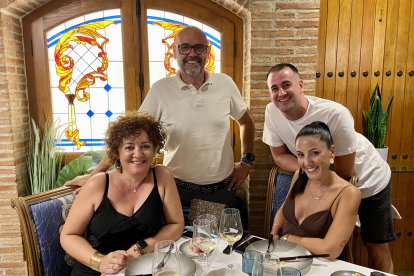 Javi, Patricia, Estefanía y José, amigos de Almería posando risueños a la cámara de La Voz.