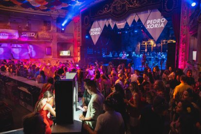 Ambientazo este jueves en la fiesta de Kuver en el Teatro Cervantes.