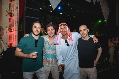 Grupo de amigos de Almería celebrando la despedida de soltero de Jesús.