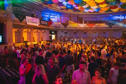 Ambientazo este jueves en la fiesta de Kuver en el Teatro Cervantes.