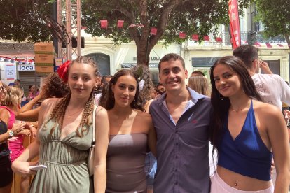 Marta, María del Mar, Arsenio y Celia, amigos y familia de Granada y Almería, disfrutan de los ambigús del centro.