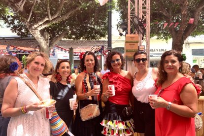 Maribel, Ana, Noelia, Sonia, Noelia y Lola, amigas de Córdoba, Mallorca y Jaén, en la Feria del Mediodía.