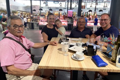 Familia Zamora, residentes en Campohermoso, posando desde una de las mesas de Ibéricos Ortuño con la finalidad de pasar un día de feria en los cacharritos. 