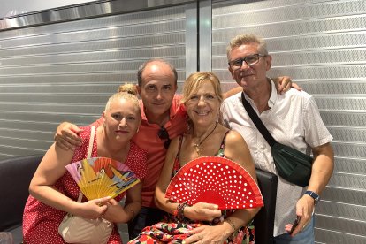 Felipe y Maylo junto a Eva y Bernard, parejas de amigos de Almería y familiares de Ortuño, posando risueños ante la cámara de La Voz.
