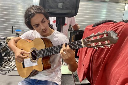 Antonio, guitarrista de El Quinto Son, afinando la guitarra momentos previos al espectáculo. 
