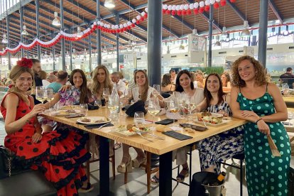 Amigas del centro de Almería en su quedada tradicional de feria posando alegres desde Ibéricos Ortuño.