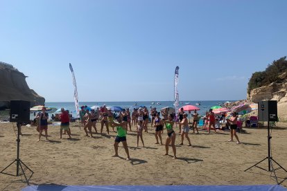 La clases de baile Levántate y Baila en Chiringuito Costa Tranquila.