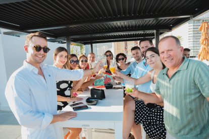 Grupo de trabajo del Servicio Cirugía Oral y Maxilofacial del Hospital Torrecárdenas disfrutando de sus cócteles en Ático HO.