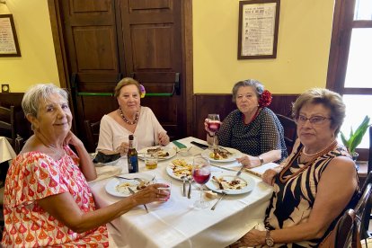 Isabel Gómez, María Isabel Martín, Pilar Cantón y Carmen Galindo, amigas desde hace 10 años, disfrutan de la comida de Entrefinos.
