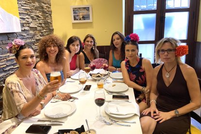 'Las de siempre', grupo de amigas de Almería que disfrutan de la comida en el Entrefinos.