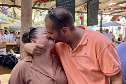 Manuela y Diego, una pareja que lleva tres años juntos de Jaén y Almería, celebran su amor en la Feria del Mediodía.