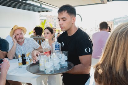Paco, camarero de Ático HO sirviendo las bebidas para los clientes.