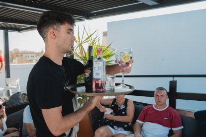 Joaquín, camarero de Ático HO sirviendo bebidas a los clientes en Ático HO.