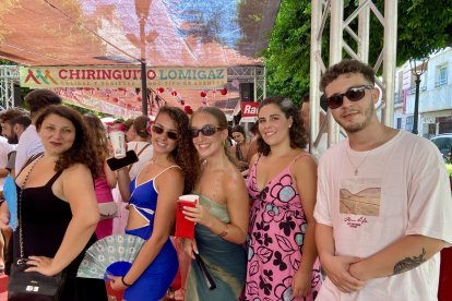 Dori, Marina, María, Celia y Carlos, compañeros de trabajo de la escuela de verano de El Saliente, posan en el Chiringuito Lomigaz.