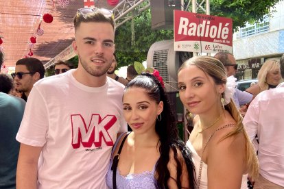 Sheila, Blanca y Miguel, amigos de Los Molinos y Roquetas, en el Chiringuito Lomigaz.