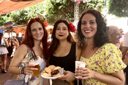 Laura, Ana y Mireya, amigas desde 2009 gracias a la carrera de Química, en el ambigú de Burana.
