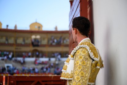 La reflexión del torero, concentración imprescindible antes de recibir a los toros.