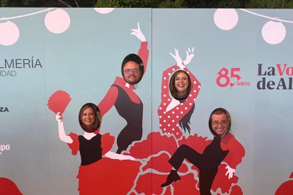 Los cuñaos en la Feria: María del Mar, Miguel, Paqui y Gabi en el photocall de La Voz de Almería, Siente La Plaza, Ayuntamiento de Almería y Cruzcampo.