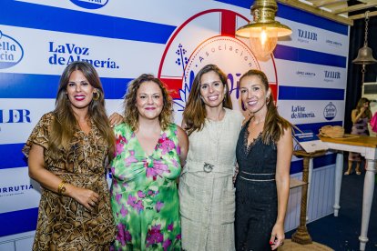 Luisi Sánchez, Chelo Benavides, Carmen Góngora y Beatriz Quesada junto al photocall patrocinado por La Voz de Almería, López Urrutia, Taller Agencia y Estrella Galicia.