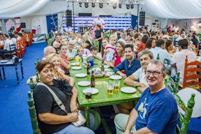 Celebrando el cumpleaños de Aránzazu Martín en la caseta de La Pita.