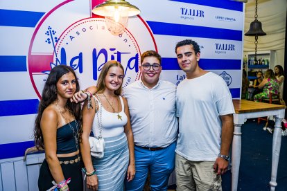  Juan Elías González Junior y sus amigos.