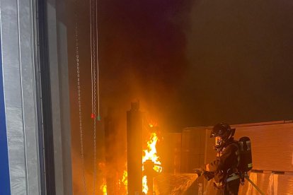 Bomberos trabajan para apagar las llamas en Ikea.
