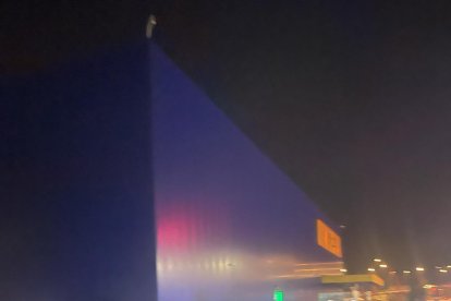 Bomberos trabajan para apagar las llamas en Ikea.