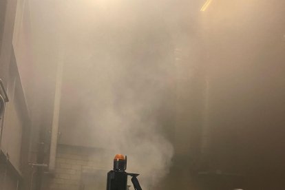 Bomberos trabajan para apagar las llamas en Ikea.