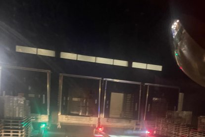 Bomberos trabajan para apagar las llamas en Ikea.