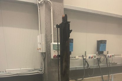 Bomberos trabajan para apagar las llamas en Ikea.