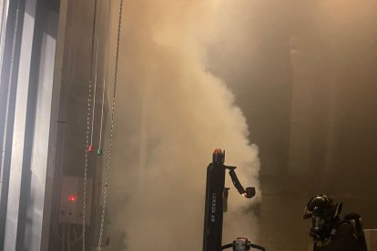 Bomberos trabajan para apagar las llamas en Ikea.