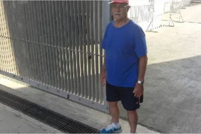 Luis en la puerta de entrada de la plantilla al Mediterráneo.