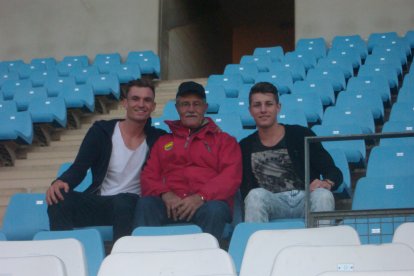 En la grada con el portero Pirmin y su hermano.