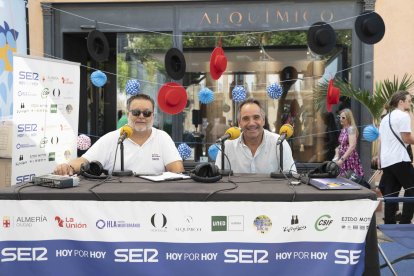 Juan José Segura, concejal Delegado de área de Agua, Zonas Verdes y Agricultura, llegó al set ubicado en Puerta de Purchena y habló sobre los días de fiestas en Almería.