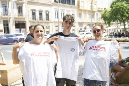 Rosa María Ventura, Ana María Montoya e Ignacio Miguel Ventura posaron de lo más felices con sus nuevas camisetas de La Unión, que se reparten cada mañana durante el programa.