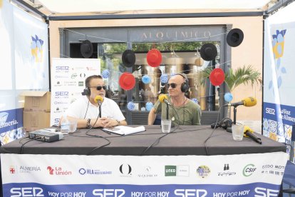Paco Valdivia, de la Floristería Azabache, fue el último invitado del programa y contó lo agradecidos que son sus clientes en la floristería y tradiciones en la ofrenda a la Virgen del Mar.