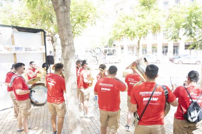 La Charanga de LA VOZ, con sus bonitas camisetas de MRW, pusieron el broche final al programa de Cadena SER con sus animados instrumentos.