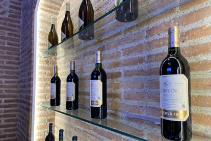 Imagen de la vitrina ubicada en la entrada de los vinos de la casa.