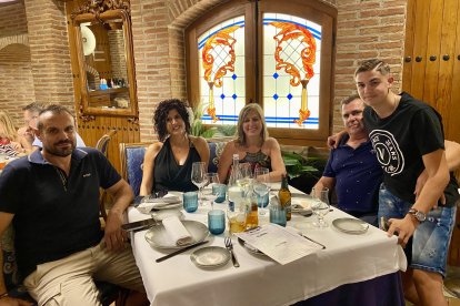 Familia Palenzuela y Berenguel, formada por Carmen, José Manuel, Rosa, Antonio e Iker, sonriendo a la cámara de La Voz antes de empezar a degustar los platos de la casa.