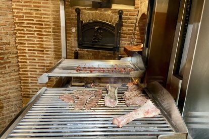 Imagen de la parrilla con solomillos de vaca, gambas rojas de Almería, hamburguesa de angus y tuétano de vaca.