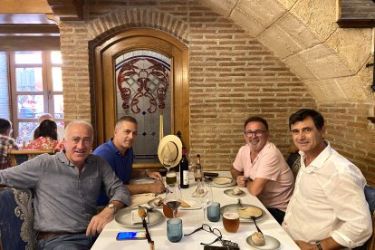 José Miguel, José Luis, Manuel y Luis, amigos \