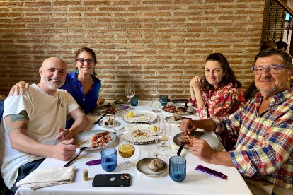 Rodrigo, Inmaculada, Cristina y Cecilio, amigos de Pulpí degustando las gambas rojas de Almería.