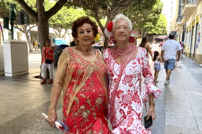 Araceli y Juani, hermanas de Almería vestidas con sus trajes de flamencas en pleno Paseo de Almería.
