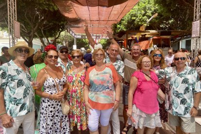 Un grupo de amigos llamados 'Los Bailarines' -por danzar bailes de salón- celebra la despedida de soltero de Juan antes de sus bodas de oro con A