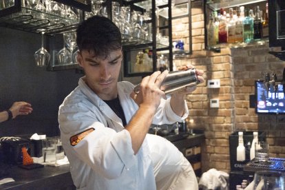El camarero Joaquín durante la preparación de un cóctel en Alquímico.