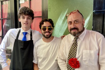 Alberto Fernández, Juan Luis Morales y Víctor Salvatierra en la terraza de Entrefinos.